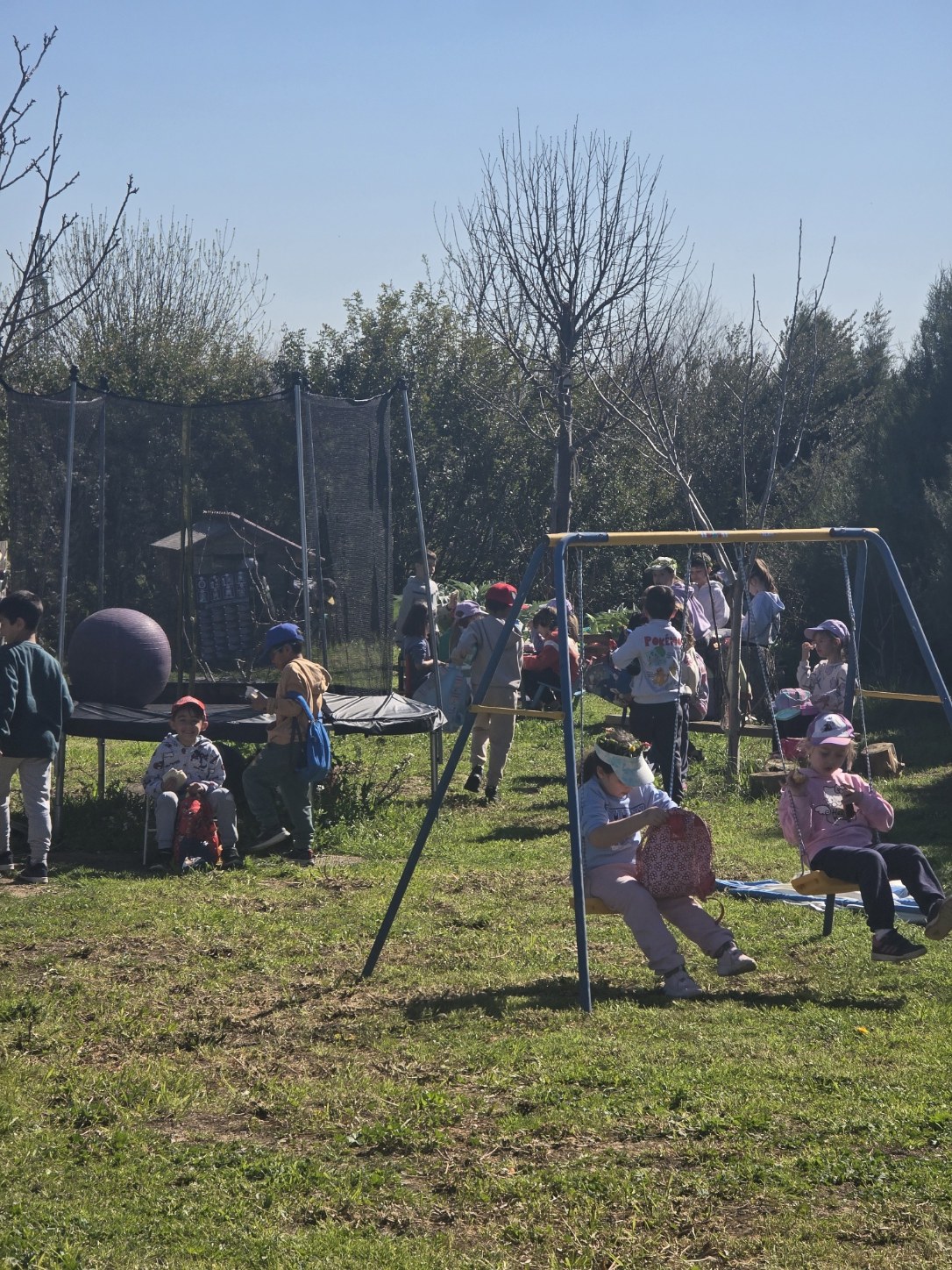Grupo de niñas y niños jugando al aire libre